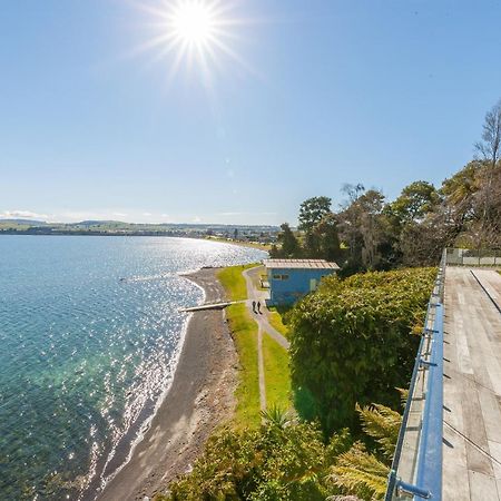 Spectacular Lakefront Home Taupo Exterior photo